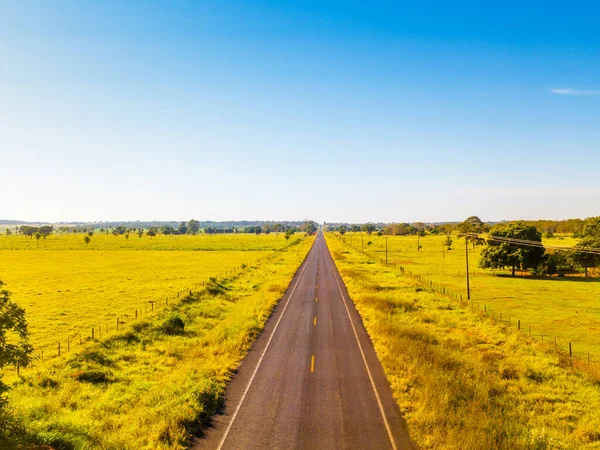 Veduta Aerea Della Strada Asfaltata Vuota Una Bella Giornata Cielo — Foto Stock