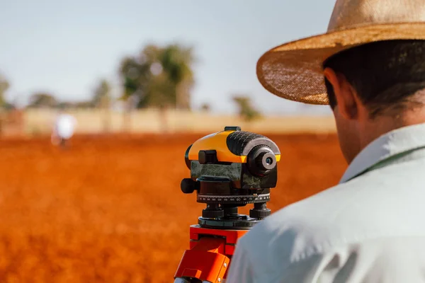 Hombre Utilizó Nivel Digital Para Ajustar Posición Del Suelo Para — Foto de Stock