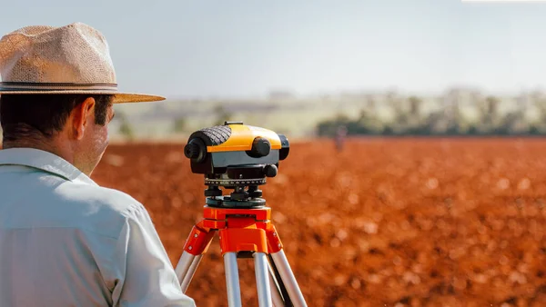 Hombre Utilizó Nivel Digital Para Ajustar Posición Del Suelo Para — Foto de Stock