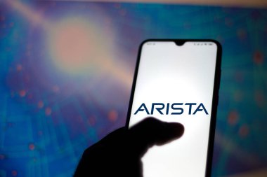 10 Mayıs 2020, Brezilya. Bu resimde Arista Networks logosu akıllı telefondan gösteriliyor..