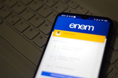 10 Mayıs 2020, Brezilya. Bu resimde Exame Nacional do Ensino Medio (ENEM 2020) logosu bir akıllı telefonda gösterilir..
