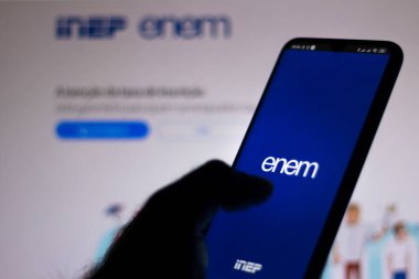 10 Mayıs 2020, Brezilya. Bu resimde Exame Nacional do Ensino Medio (ENEM 2020) logosu bir akıllı telefonda gösterilir..