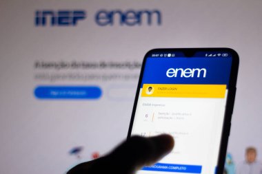 10 Mayıs 2020, Brezilya. Bu resimde Exame Nacional do Ensino Medio (ENEM 2020) logosu bir akıllı telefonda gösterilir..