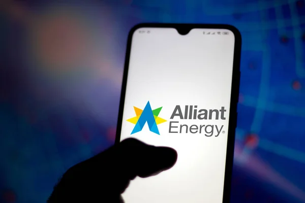 2020 브라질 삽화에서 에너지 주식회사는 스마트폰에 표시된 로고를 보았습니다 — 스톡 사진