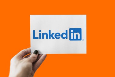 12 Mayıs 2020, Brezilya. Bu resimde LinkedIn logosu beyaz bir kağıt üzerinde görülür..