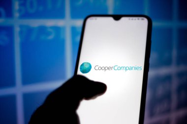 18 Mayıs 2020, Brezilya. Bu resimde Cooper Şirketleri 'nin logosu akıllı telefondan gösteriliyor..