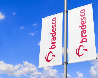 22 Mayıs 2020, Brezilya. Bu resimde Bradesco logosu olan iki bayrak var..