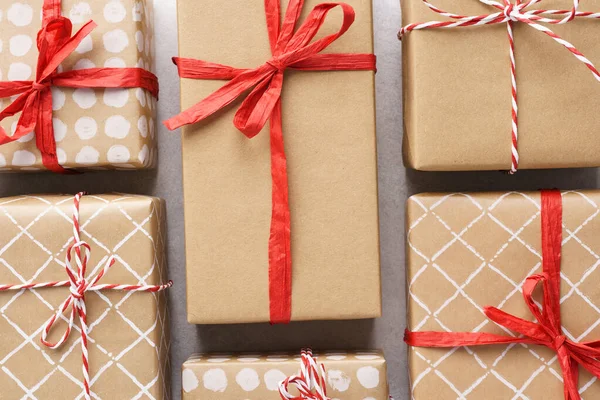 Varias cajas de regalo decoradas sobre fondo gris claro . —  Fotos de Stock