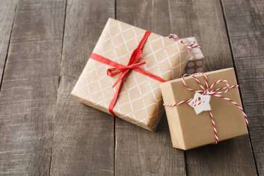 Kırmızı kurdele ve sicimle süslenmiş çeşitli hediye kutuları..