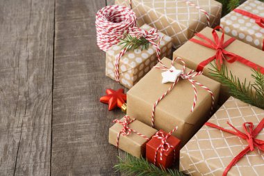 Noel arkaplanı hediye kutuları, oyuncaklar ve dekorasyonla.