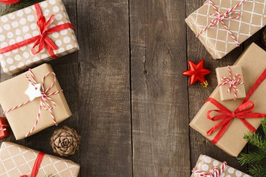 Noel arkaplanı hediye kutuları, oyuncaklar ve dekorasyonla.
