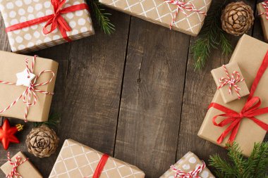 Noel arkaplanı hediye kutuları, oyuncaklar ve dekorasyonla.