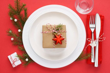 Kırmızı arka planda Noel sofrası. Xmas kutlaması.