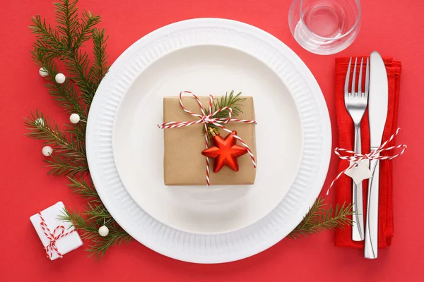 Christmas table setting on red background. Xmas celebration. — Stock Photo, Image