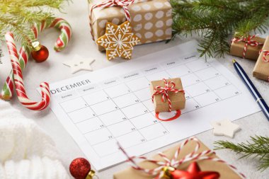 25 Aralık 'ta içinde Noel hediyesi olan planlama sayfası.