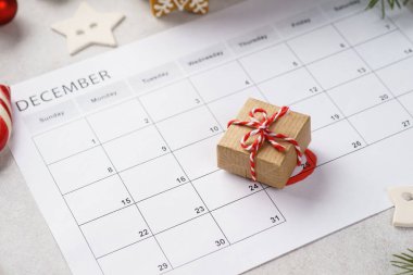 25 Aralık 'ta içinde Noel hediyesi olan planlama sayfası.