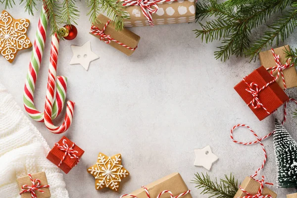 ギフトボックス、お菓子や装飾とクリスマスの背景. ストックフォト