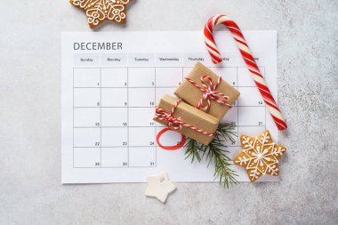 Noel hediye kutuları, kurabiyeler ve dekorasyonlu planlama sayfası.