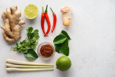 Tom Yum çorbasının temel bileşenleri açık gri arka planda..