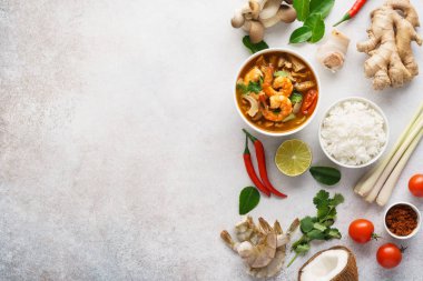 Tom Yum Goong veya Tom Yam Kung ve çeşitli malzemeler..