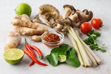 Tom Yum yapmak için gerekli malzemeler - geleneksel Tayland çorbası.