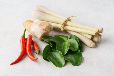 Açık gri zemin üzerine Tom Yum çorbası..