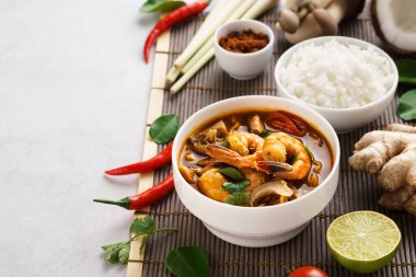Tom Yum Goong veya Tom Yum Kung baharatlı Tayland çorbası ve malzemeleri.