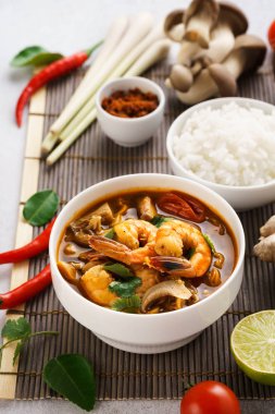 Tom Yum Goong baharatlı karides ve mantarlı Tayland çorbası..
