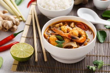 Tom Yum Goong baharatlı karides ve mantarlı Tayland çorbası..