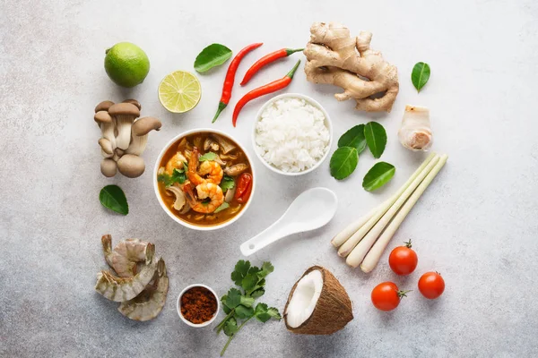 Tom Yum Goong eller Tom Yam Kung och en uppsättning ingredienser. Royaltyfria Stockbilder