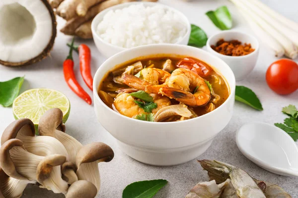 Traditionell kryddig thailändsk soppa Tom Yum Goong eller Tom Yum Kung. Royaltyfria Stockfoton