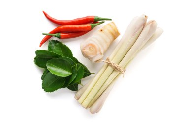 Tom Yum çorbasının ana bileşenleri - limon otu, kırmızı biber, galanga kökü veya galangal ve kaffir limon yaprakları. Beyaz arkaplanda izole.