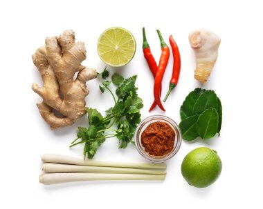 Tom Yum çorbasının temel bileşenleri - limon otu, kırmızı biber, galanga kökü, zencefil, Tom Yam macunu ve kaffir limon yaprakları. Beyazda izole edilmiş.