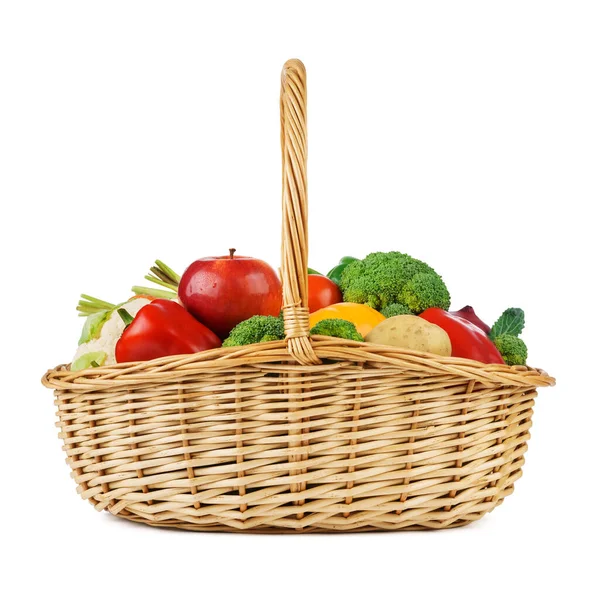 新鮮な果物や野菜をウィカーバスケットに入れます 白地に隔離された — ストック写真