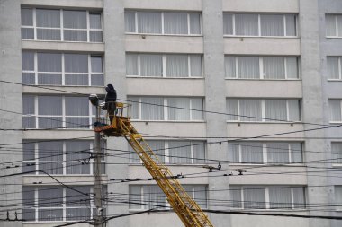 Elektrikçi yükseklikteki sorunu çözer