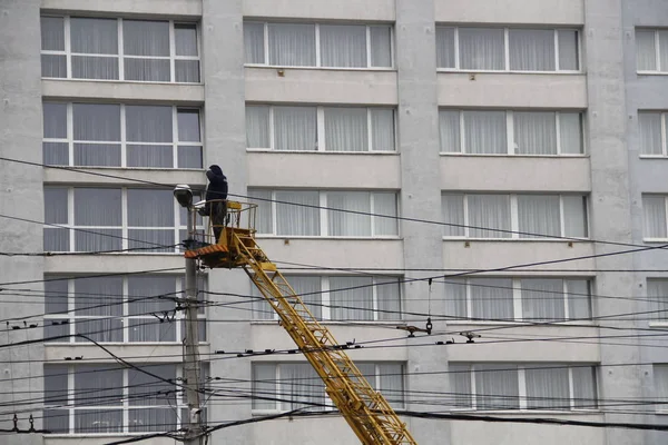 Villanyszerelő Problémát Magasban Oldja Meg — Stock Fotó