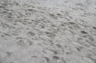 Kumda insan ayak izleri.
