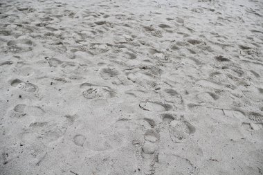 Kumda insan ayak izleri.