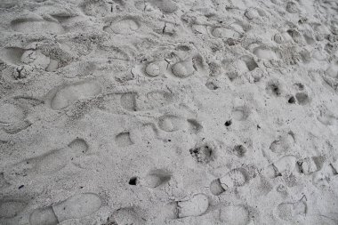 Kumda insan ayak izleri.