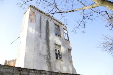 Eski binanın yıkımı.