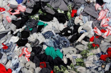 Halı eski şeylerden yapılmıştır.