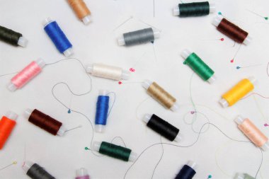 Beyaz kumaşta renkli iplik