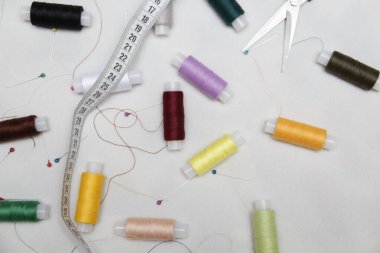 Beyaz kumaşta renkli iplik