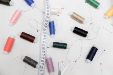 Beyaz kumaşta renkli iplik