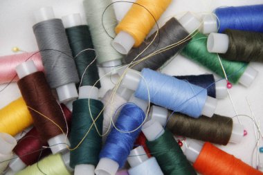 Beyaz kumaşta renkli iplik