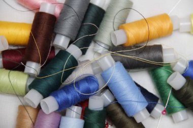 Beyaz kumaşta renkli iplik