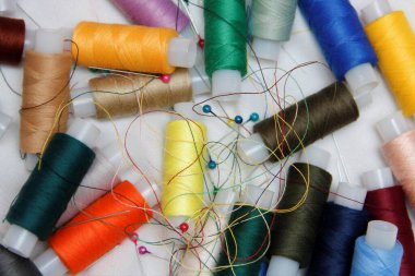 Beyaz kumaşta renkli iplik