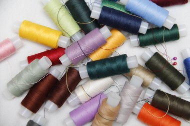 Beyaz kumaşta renkli iplik