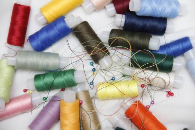 Beyaz kumaşta renkli iplik