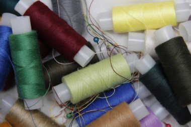 Beyaz kumaşta renkli iplik